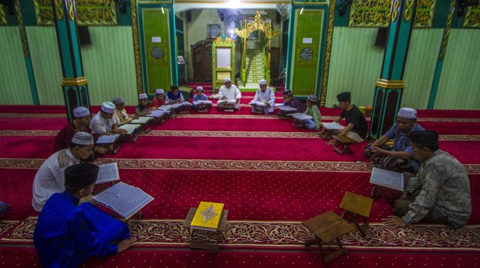 Tadarus Al-Qur'an di Malam Bulan Ramadan Warga mengikuti tadarus Al Quran di Masjid Sultan Suriansyah, Banjarmasin, Kalimantan Selatan, Sabtu (9/4/2022). Tadarus Al Quran yang dilaksanakan sehabis melaksanakan shalat tarawih tersebut rutin digelar pengurus Masjid Sultan Suriansyah Banjarmasin bersama warga setempat untuk meningkatkan amal ibadah saat bulan Ramadhan. ANTARA FOTO/Bayu Pratama S/wsj.