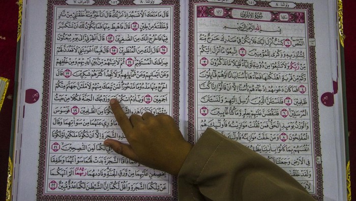 Tadarus Al-Qur'an di Malam Bulan Ramadan Warga mengikuti tadarus Al Quran di Masjid Sultan Suriansyah, Banjarmasin, Kalimantan Selatan, Sabtu (9/4/2022). Tadarus Al Quran yang dilaksanakan sehabis melaksanakan shalat tarawih tersebut rutin digelar pengurus Masjid Sultan Suriansyah Banjarmasin bersama warga setempat untuk meningkatkan amal ibadah saat bulan Ramadhan. ANTARA FOTO/Bayu Pratama S/wsj.