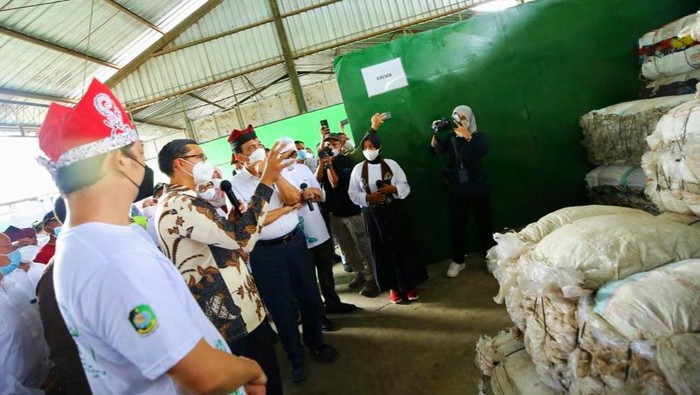 Tempat Pengolahan Sampah di Banyuwangi Ekspor Sampah 6 Ton ke Austria