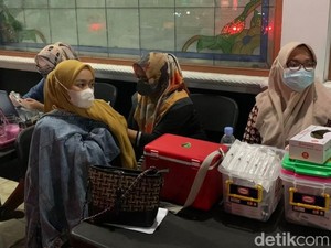 Antusias Warga Ikut Vaksinasi Malam di Cimahi-Ciamis