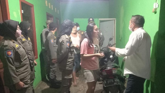 Wanita penghibur di Tangsel diamankan Satpol PP (Khairul Maarif/detikcom)