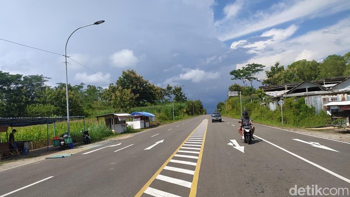 Warga mulai menggelar lapak di Jalur Pantai Selatan Jawa Wonogiri, Minggu (10/4/2022).