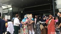 Meski terjadi kerumunan masyarakat, antrean masuk mall terpantau masih terkendali. Ada beberapa warga yang melakukan scan barcode melalui aplikasi PeduliLindungi, sedangkan yang lain hanya memperlihatkan sertifikat vaksin. Alhasil jumlah pengunjung yang masuk pun tak dapat diketahui secara pasti. 