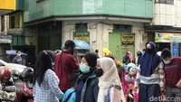 Selain itu, antrean lalu lintas pun terjadi karena seperempat jalan digunakan untuk tempat parkir kendaraan roda dua.