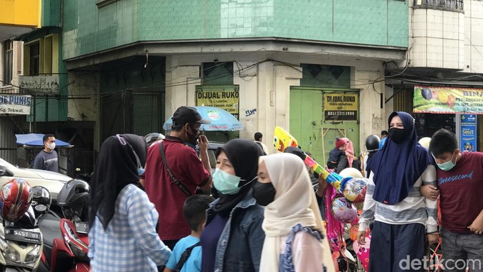 Warga Padati Pusat Belanja di Sukabumi, Vaksinasi hingga Buru Baju Lebaran Sejumlah warga terlihat memadati deretan pertokoan dan mal di Jalan Ahmad Yani, Sukabumi. Tak hanya belanja, warga juga antre vaksinasi Covid-19, Minggu, 10/4/2022.