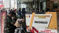 Pantauan detikJabar di lokasi, kepadatan terjadi sejak pukul 14.00 WIB, Minggu, (10/4/2022). Tak hanya warga yang berbelanja saja, di depan halaman Citimall juga ada gerai vaksinasi COVID-19 bagi masyarakat.