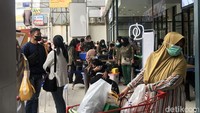 Dikonfirmasi secara terpisah, Juru Bicara Satgas COVID-19 Kota Sukabuki Wahyu Handriana mengaku kerumunan massa di pusat belanja tidak dapat dihindari. Dia mengkhawatirkan terjadi penularan bagi masyarakat yang belum divaksin sama sekali.