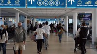 Di peringkat enam, ada Bandara Internasional Charlotte Douglas. Tampak orang-orang sedan berjalan melalui terminal B Concourse di Bandara kita terbesar di Carolina utara tersebut pada 30 April 2021. (Kirby Lee/AP/CNN)
