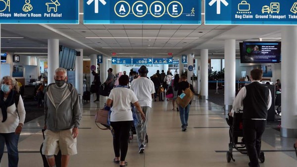 Di peringkat enam, ada Bandara Internasional Charlotte Douglas. Tampak orang-orang sedan berjalan melalui terminal B Concourse di Bandara kita terbesar di Carolina utara tersebut pada 30 April 2021. (Kirby Lee/AP/CNN) Di peringkat enam, ada Bandara Internasional Charlotte Douglas. Tampak orang-orang sedan berjalan melalui terminal B Concourse di Bandara kita terbesar di Carolina utara tersebut pada 30 April 2021. (Kirby Lee/AP/CNN)