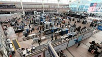 Bandara internasional Denver dipadati wisatawan yang berbaris di pos pemeriksaan keamanan pada 26 Desember 2021. Sebanyak 58,8 juta penumpang dimiliki bandara ini, naik 74% dari tahun 2020. (David Zalubowski/AP/CNN)