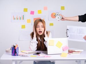 Sibuk Kerja Sampai Lupa Napas? Bisa Banget, Cirinya Sering Sakit Kepala