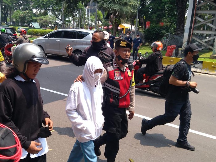 4 Pemotor berseragam SMA yang boncengan motor disetop polisi lantaran dicurigai hendak ikut demo BEM SI.