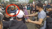 Setelahnya suasana memanas. Pria ini terekam pula memukul kepala Ade Armando (Foto: dok istimewa/tangkapan layar video viral)