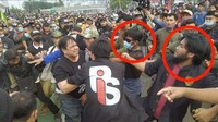 Dua pria di atas terekam pula melayangkan pukulan ke arah Ade Armando. Pria di sebelah kanan sempat pula berduel dengan seorang massa lain yang wajahnya terkena kepalan tangannya (Foto: dok istimewa/tangkapan layar video viral)