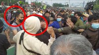 Pria berkaus abu-abu di sebelah kiri turut memukul Ade Armando dan sempat pula menarik seorang yang melindungi Ade Armando. Setelahnya Ade Armando terjatuh dan menjadi bulan-bulanan massa (Foto: dok istimewa/tangkapan layar video viral)