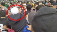 Sejumlah orang terlihat memukul Ade Armando berkali-kali hingga jatuh ke aspal. Celana Ade Armando juga dilucuti. Dhia sudah tidak tampak di foto ini. (Foto: dok istimewa/tangkapan layar video viral)