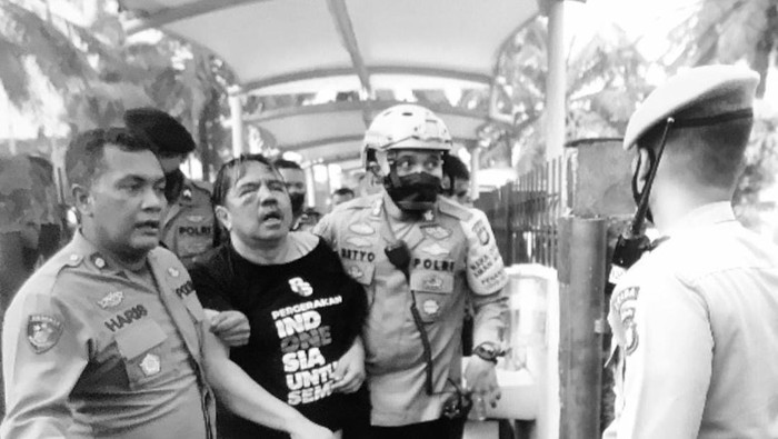 Ade Armando babak belur saat demo 11 April di DPR