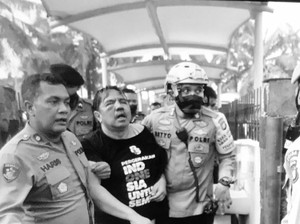 Polisi: Ade Armando Dipukuli Sesama Pendemo di DPR, Celana Dilucuti