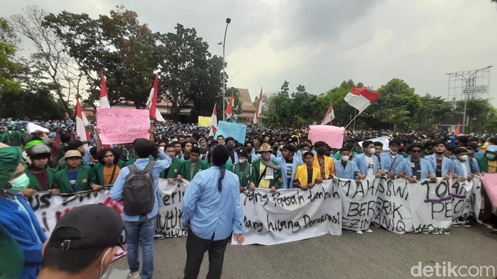 Aksi mahasiswa di Pekanbaru, Riau.