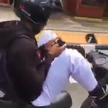 Aksi ABG berseragam naik motor freestyle sambil main HP di Klaten.
