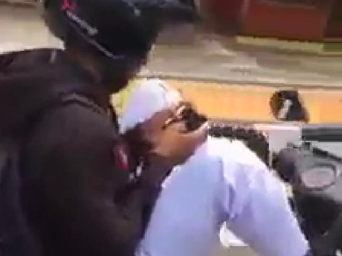 Aksi ABG berseragam naik motor freestyle sambil main HP di Klaten.