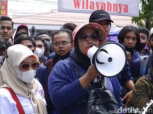 Emak-emak Ikut Aksi Mahasiswa di Padang, Tolak Jokowi jadi Presiden Lagi