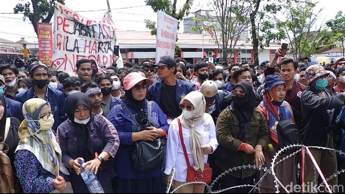 Emak-emak ikut demo 11 April di Padang.
