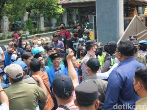 Demo 11 April di Pati Diwarnai Saling Dorong dengan Petugas
