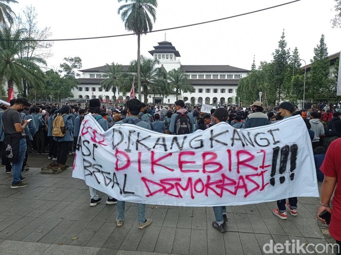 Aksi demonstrasi mahasiswa di Gedung Sate, Kota Bandung