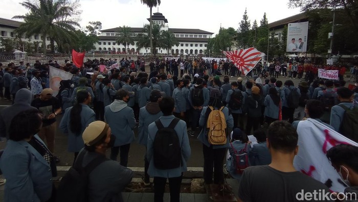 Aksi demonstrasi mahasiswa di Gedung Sate, Kota Bandung