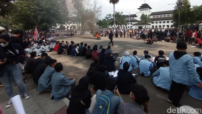 Aksi demonstrasi mahasiswa di Gedung Sate, Kota Bandung