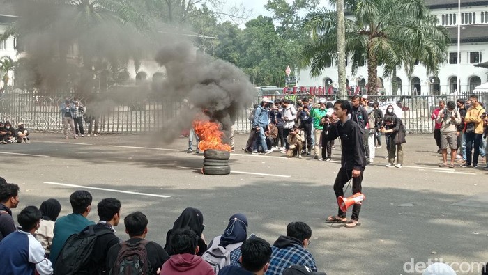 Aksi demonstrasi mahasiswa di Gedung Sate, Kota Bandung