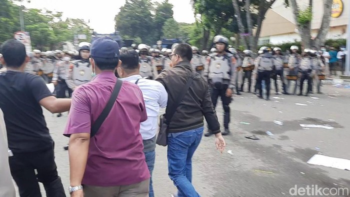 Aksi demo 11 April 2022 di Palembang berakhir ricuh.