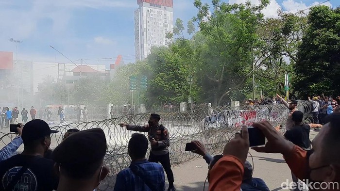 Aksi demo 11 April 2022 di Palembang berakhir ricuh.