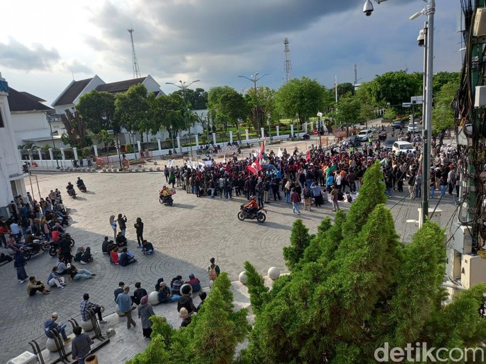 Aksi massa di Titik Nol Kilometer Jogja, Senin (11/4/2022).