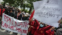 Beragam spanduk dan poster yang bertuliskan tuntutan mahasiswa akan kenaikan harga dan isu 3 periode pemerintahan Jokowi, ditolak dan ditentang keras.