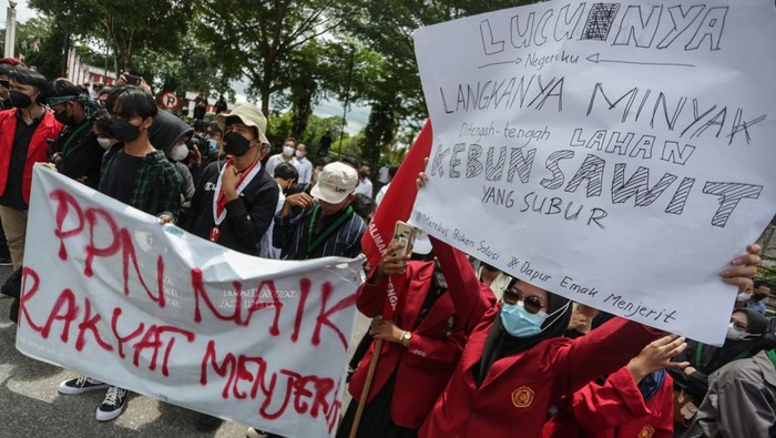 AKSI UNJUK RASA MAHASISWA DI PALANGKA RAYA Mahasiswa berorasi saat unjuk rasa di depan kantor DPRD Provinsi Kalteng, Palangka Raya, Kalimantan Tengah, Senin (11/4/2022). Mereka menuntut pemerintah segera mengesahkan RUU Masyarakat Hukum Adat, menolak kenaikan PPN, menstabilkan harga minyak goreng, menurunkan harga bahan bakar minyak (BBM) dan menolak wacana perpanjangan masa jabatan presiden. ANTARA FOTO/Makna Zaezar/rwa.