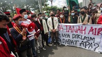 Mereka juga menuntut pemerintah segera mengesahkan RUU Masyarakat Hukum Adat, menolak kenaikan PPN, menstabilkan harga minyak goreng, menurunkan harga bahan bakar minyak (BBM) dan menolak wacana perpanjangan masa jabatan presiden.