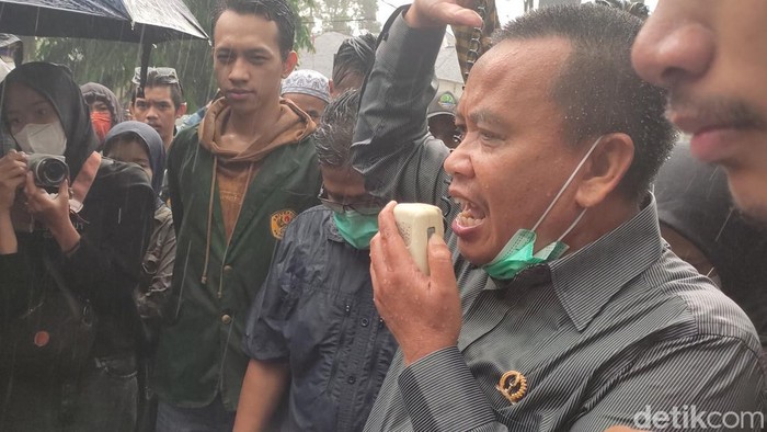Anggota DPRD Jabar Jajang Rohana menemui mahasiswa di depan kantor DPRD Jabar, 11 April 2022