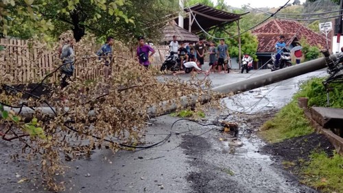angin kencang di bima merusak 15 rumah dan 3 tempat ibadah pada sabtu (9/4/2022).