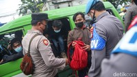 Dalam penyekatan tersebut, petugas memberhentikan dan melakukan pengecekan kepada beberapa orang yang diindikasi akan melakukan aksi di DPR RI.   