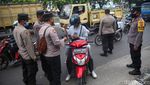 Antisipasi Demo, Polisi Lakukan Penyekatan di Daan Mogot