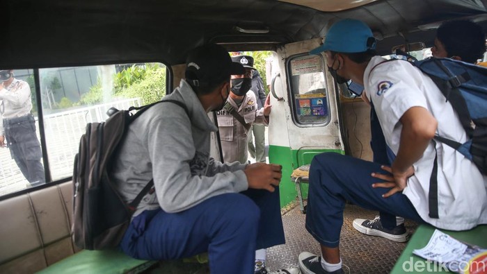 Petugas kepolisian bersama dengan TNI melakukan penyekatan di kawasan Batu Ceper, Daan Mogot, Kota Tangerang, Senin (11/4/2022).