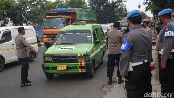 Antisipasi Demo, Aparat Lakukan Penyekatan di Daan Mogot Petugas kepolisian bersama dengan TNI melakukan penyekatan di kawasan Batu Ceper, Daan Mogot, Kota Tangerang, Senin (11/4/2022).