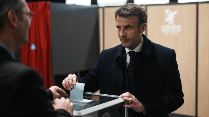 Current French President and centrist presidential candidate for reelection Emmanuel Macron arrives to delivers his speech at his election night headquarters Sunday, April 10, 2022 in Paris. French polling agencies projected Sunday that incumbent Emmanuel Macron and far-right nationalist Marine Le Pen are heading for another winner-takes-all runoff in the French presidential election, with their fierce political rivalry and sharply opposing visions pulling clear of a crowded field of 12 candidates in the first round of voting. (AP Photo/Thibault Camus)