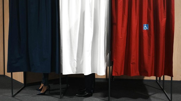 APTOPIX France Presidential Election Current French President and centrist presidential candidate for reelection Emmanuel Macron arrives to delivers his speech at his election night headquarters Sunday, April 10, 2022 in Paris. French polling agencies projected Sunday that incumbent Emmanuel Macron and far-right nationalist Marine Le Pen are heading for another winner-takes-all runoff in the French presidential election, with their fierce political rivalry and sharply opposing visions pulling clear of a crowded field of 12 candidates in the first round of voting. (AP Photo/Thibault Camus)