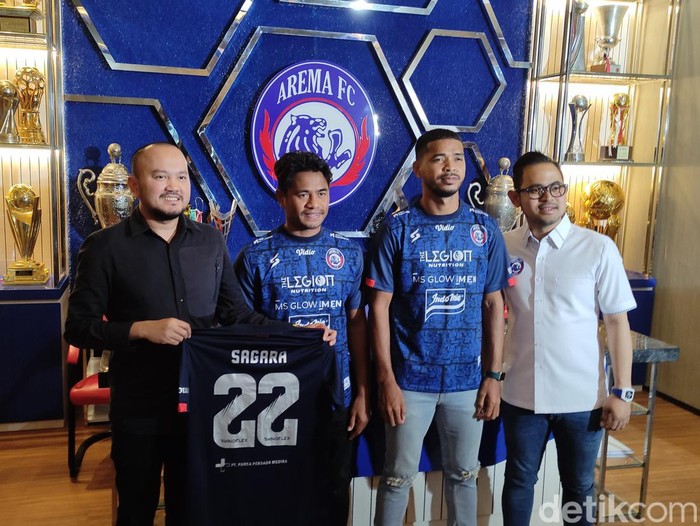 Arema FC kembali memperkenalkan pemain baru. Kali ini, ada tiga pemain dari kloter kedua dalam bursa transfer tim berjuluk Singo Edan.