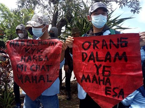 Aspirasi dalam demo mahasiswa yang disampaikan secara unik dan nyeleneh.