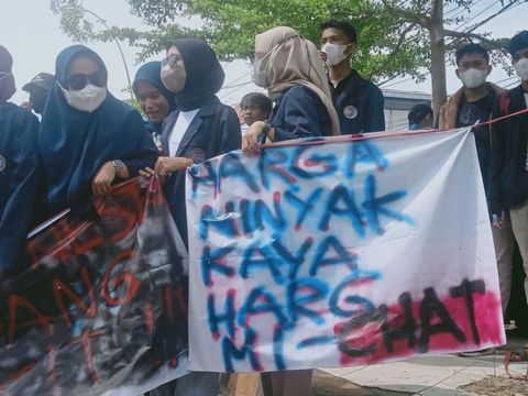 Aspirasi dalam demo mahasiswa yang disampaikan secara unik dan nyeleneh.