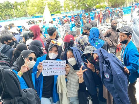 Aspirasi dalam demo mahasiswa yang disampaikan secara unik dan nyeleneh.